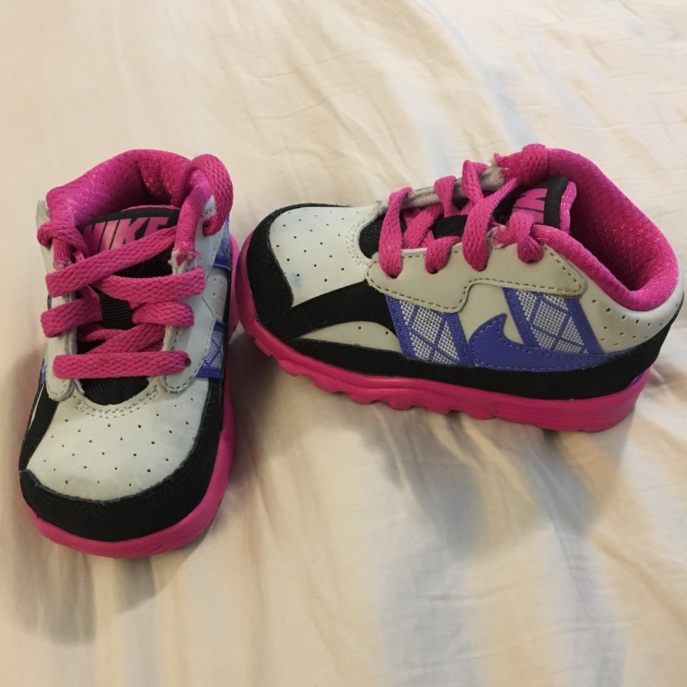 Kid’s Toddler NIKE sneakers lace up size 5c